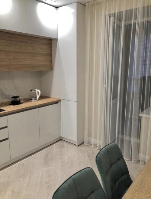 Просторная кухня. В которой уместилось всё, что нужно.