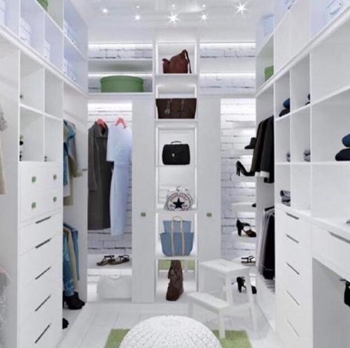 Огромная гардеробная. И соответственно очень вместительная. 08