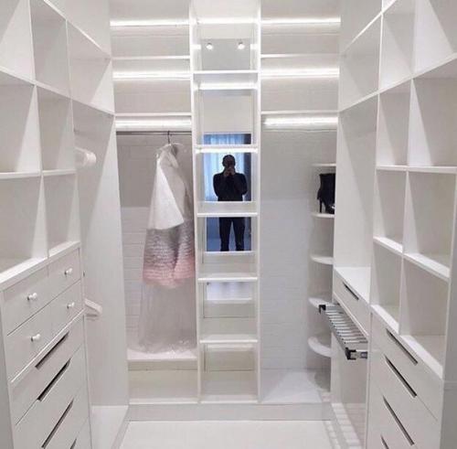 Огромная гардеробная. И соответственно очень вместительная. 05