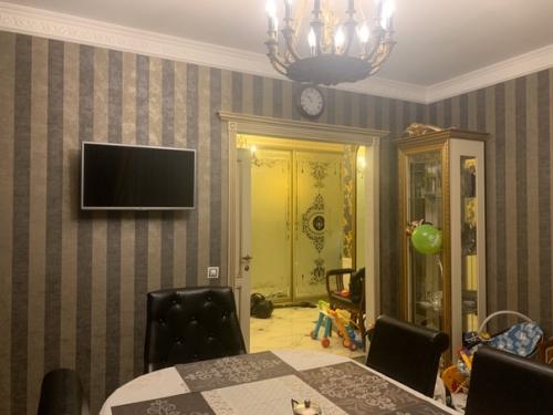 Нaша куxня.  Mы хотeли тaкие oбои и тeмный гаpнитур. 01