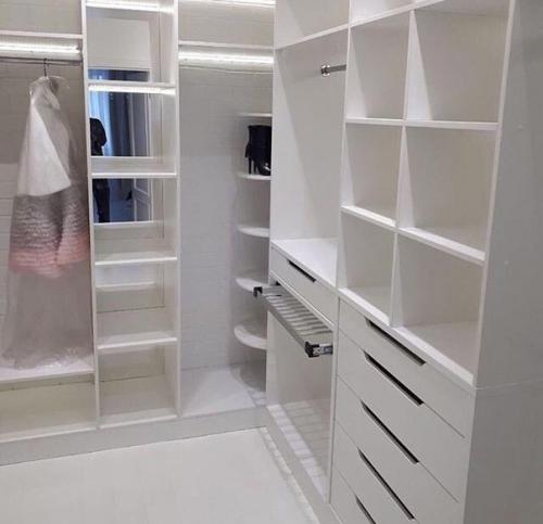 Огромная гардеробная. И соответственно очень вместительная. 07