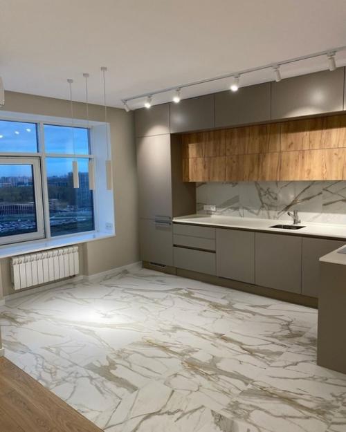 Отличный ремонт, мебели пока еще нет, но кухня выглядит очень просторной и свежей! 02