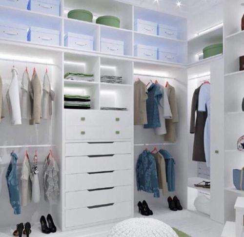 Огромная гардеробная. И соответственно очень вместительная. 09