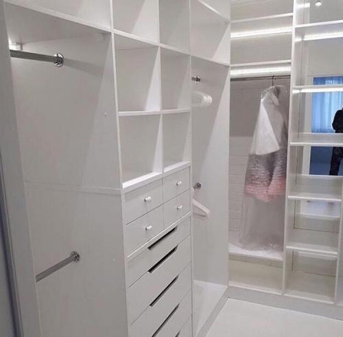 Огромная гардеробная. И соответственно очень вместительная. 06