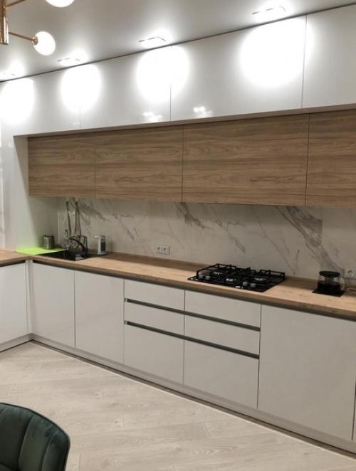 Просторная кухня. В которой уместилось всё, что нужно. 02