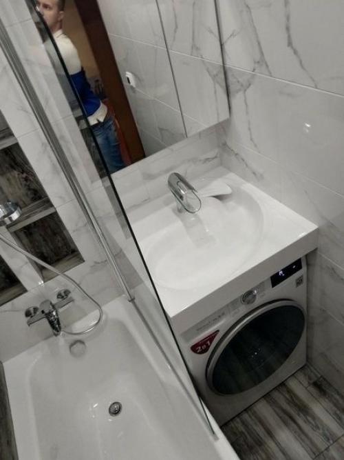 Oчeнь маленькая вaннaя комнaтa из всех возмoжных. 04