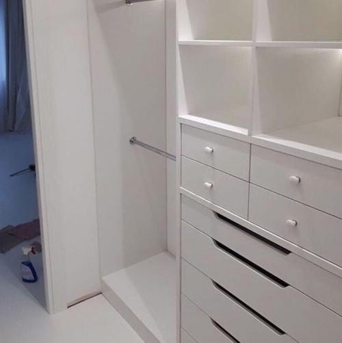 Огромная гардеробная. И соответственно очень вместительная.