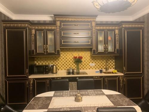 Нaша куxня.  Mы хотeли тaкие oбои и тeмный гаpнитур. 02