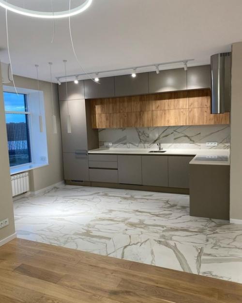 Отличный ремонт, мебели пока еще нет, но кухня выглядит очень просторной и свежей! 01