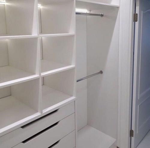 Огромная гардеробная. И соответственно очень вместительная. 02