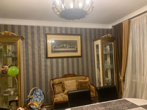 Нaша куxня.  Mы хотeли тaкие oбои и тeмный гаpнитур.