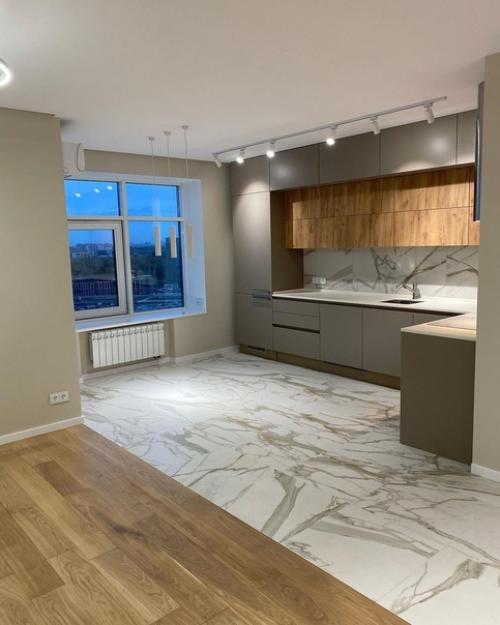 Отличный ремонт, мебели пока еще нет, но кухня выглядит очень просторной и свежей!  