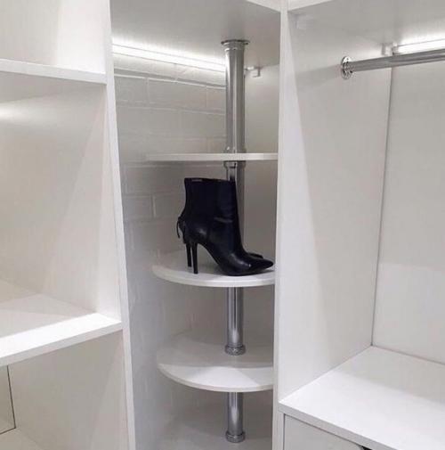 Огромная гардеробная. И соответственно очень вместительная. 04