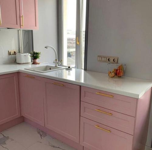 Маленькая кухня в розовом цвете. 06
