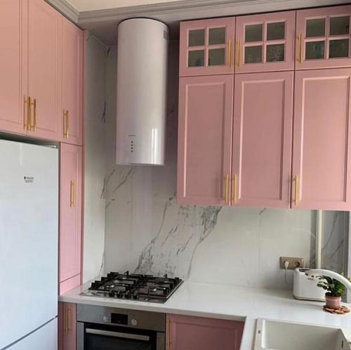 Маленькая кухня в розовом цвете. 01