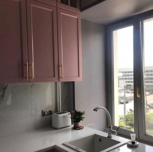 Маленькая кухня в розовом цвете. 07