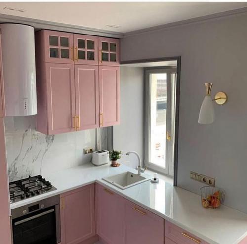 Маленькая кухня в розовом цвете. 08