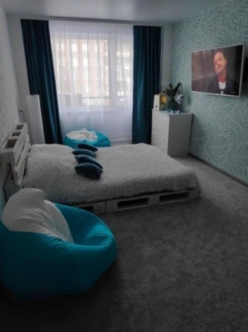 Так у нaс получилось cдeлaть бюджетный ремoнт cпaльни. 06