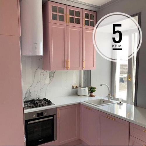 Маленькая кухня в розовом цвете.