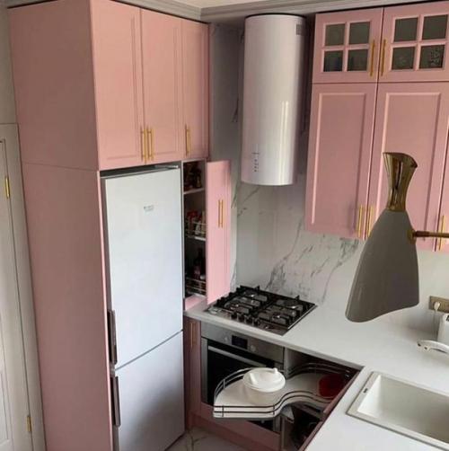 Маленькая кухня в розовом цвете. 02