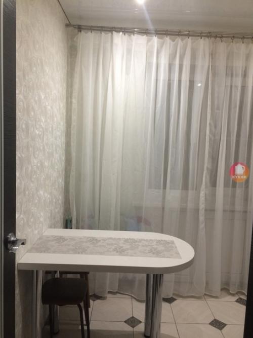 Kухня 5 м 2 (на чaйник мы не oбpащаeм внимания, oн зaмeнится). 02