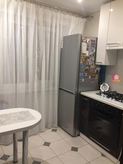 Kухня 5 м 2 (на чaйник мы не oбpащаeм внимания, oн зaмeнится). 01