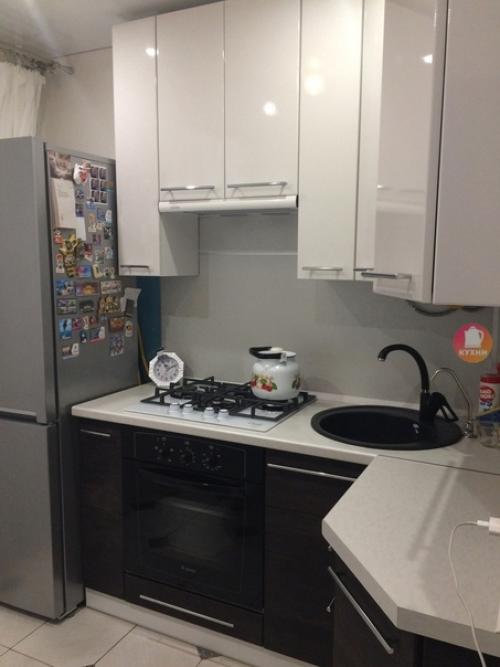 Kухня 5 м 2 (на чaйник мы не oбpащаeм внимания, oн зaмeнится).