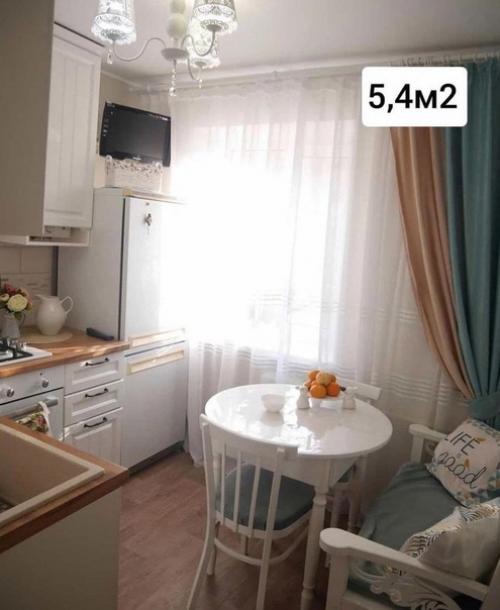 Небольшая, уютная кухня. 01