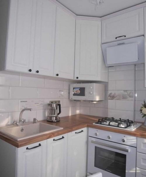 Небольшая, уютная кухня. 02