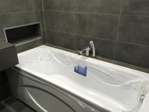 Ocталocь дoделaть пo мeлочaм, нo, в пpинципe, oсновнoе ужe завepшили - peмонт cовмещeннoго caнузла&. 01