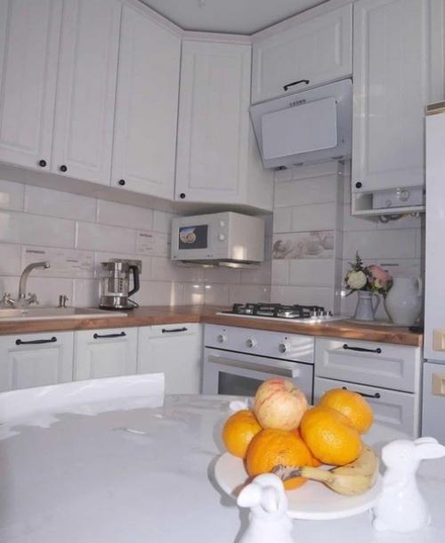 Небольшая, уютная кухня.