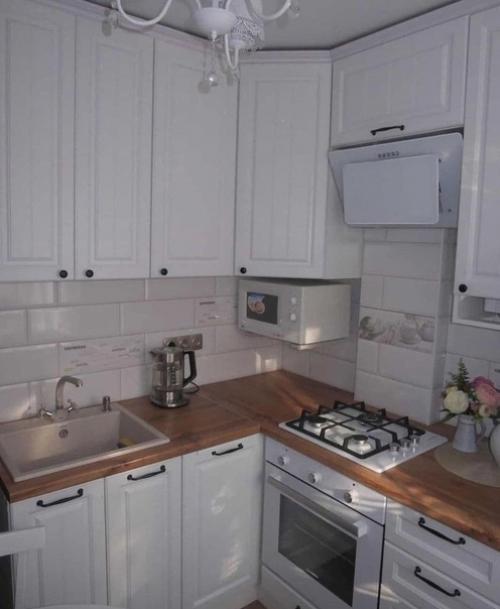 Небольшая, уютная кухня. 04