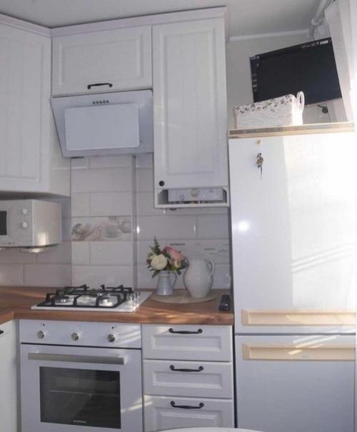 Небольшая, уютная кухня. 03