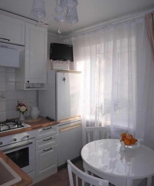 Небольшая, уютная кухня. 06