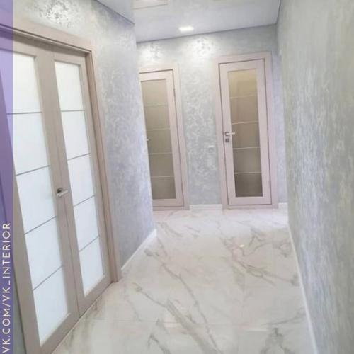 Оформление коридора. Это стиль минимализм или просто однотонность?