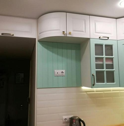 Небольшая кухонька. В приятной цветовой гамме.