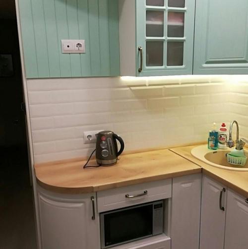 Небольшая кухонька. В приятной цветовой гамме. 03