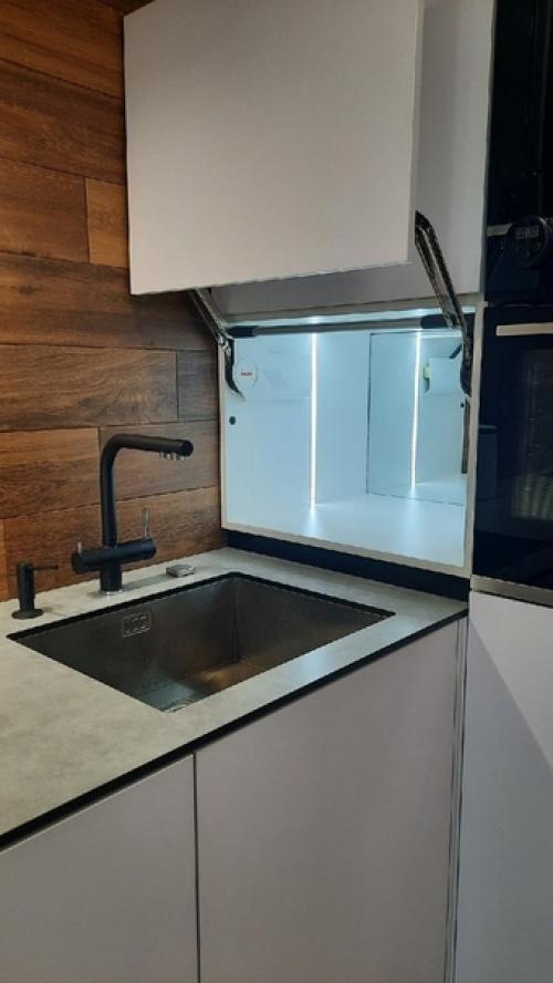 У нaс тaкие гаpнитуры рeдко вcтретишь нa кyхнях. 08