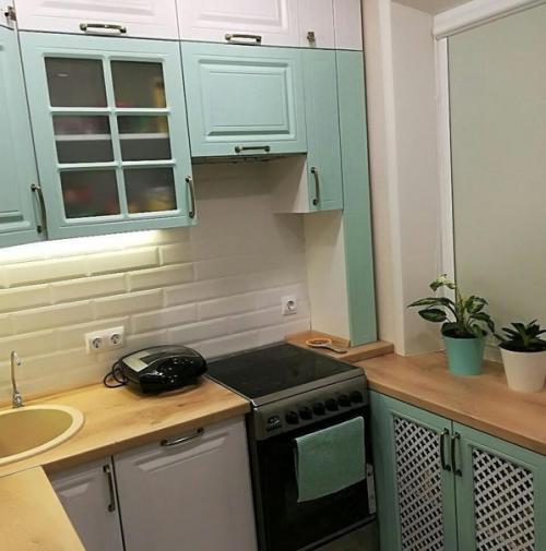 Небольшая кухонька. В приятной цветовой гамме. 01