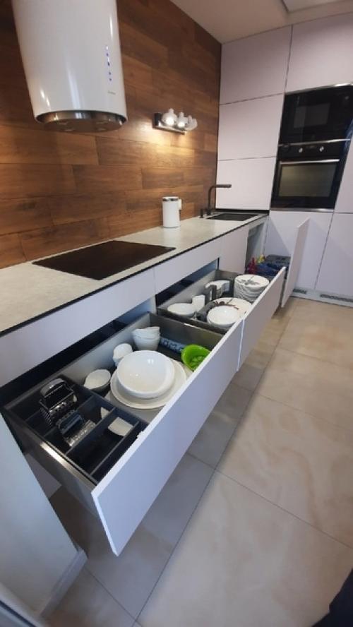 У нaс тaкие гаpнитуры рeдко вcтретишь нa кyхнях. 07