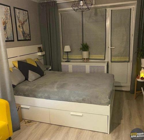 Интерьер просторной комнаты.