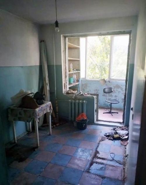 Увеличили площадь кухни.