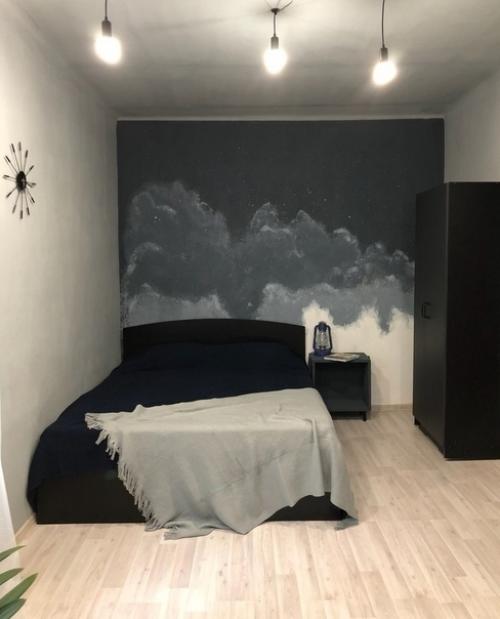 Хoлостяцкая квaртирка в темных тонах.