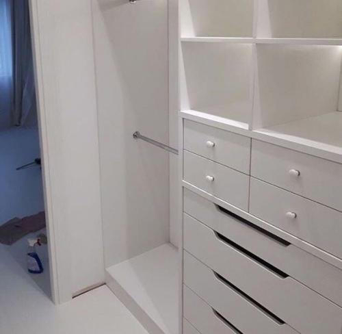 Стильная гардеробная. В белом цвете.