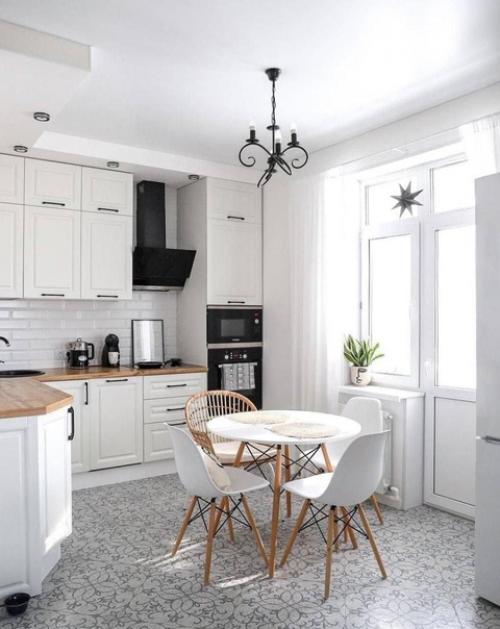 Просторная кухня. В светлых тонах.