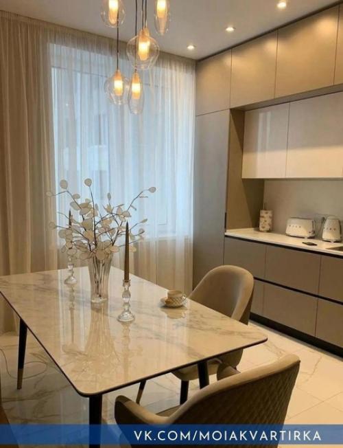 Интерьер уютной кухни.