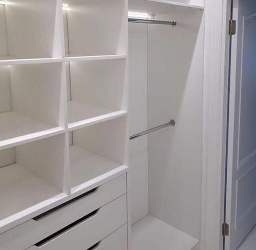 Стильная гардеробная. В белом цвете. 02