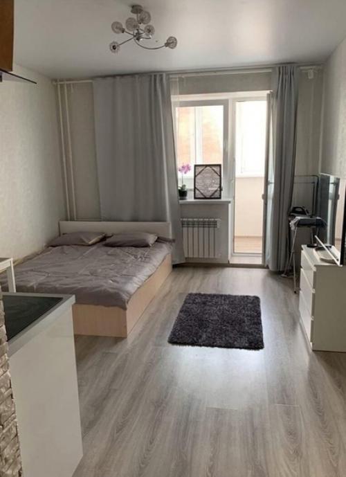 Наша маленькая студия бюджет на ремонт был очень ограничен, пришлось купить дешевую временную кухню, но мы не жалуемся.