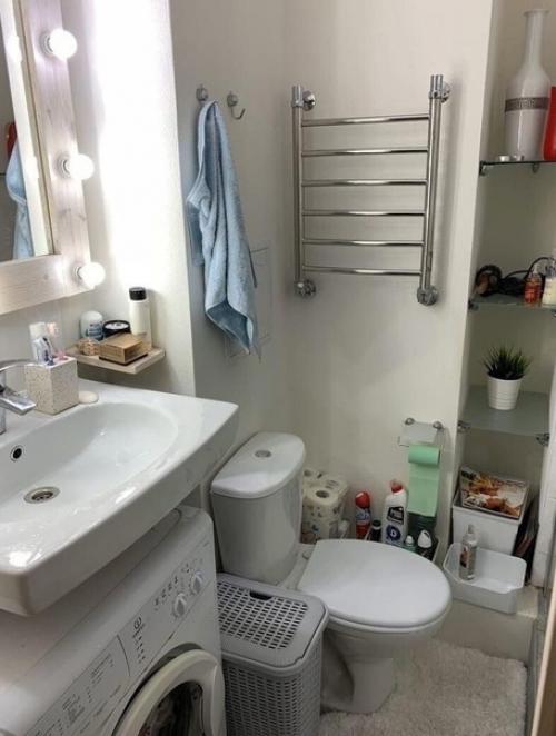 Наша маленькая студия бюджет на ремонт был очень ограничен, пришлось купить дешевую временную кухню, но мы не жалуемся. 02