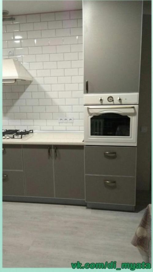 Просторная кухня. В нейтральных цветах.